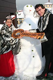 Petra III. und Peter II. mit sympolischen Hotelschlüssel (Foto: MartiN Schmitz)